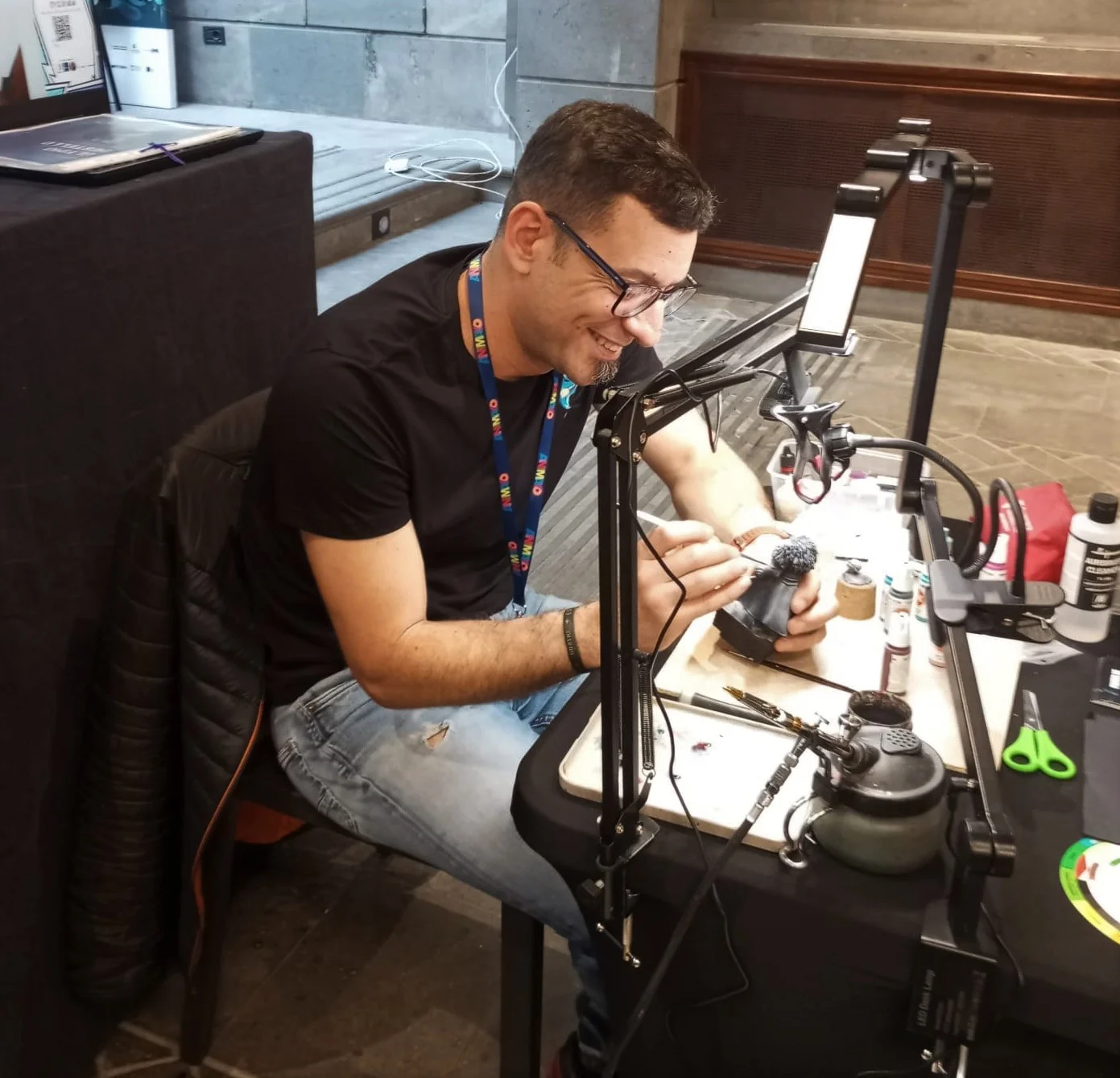 Beornath pintando una pieza en una sesión del Festival Animayo